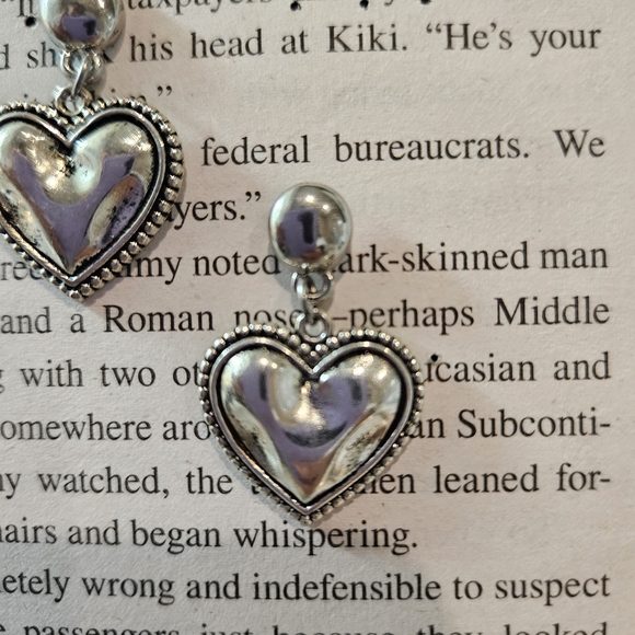 Chic Silver Heart Dangle Earrings - Picture 4 of 6